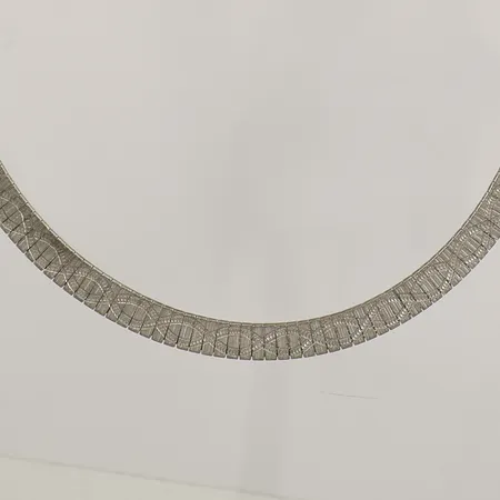 Collier med mönsterdekor längd 42cm, bredd 6mm, silver Vikt: 25,2 g