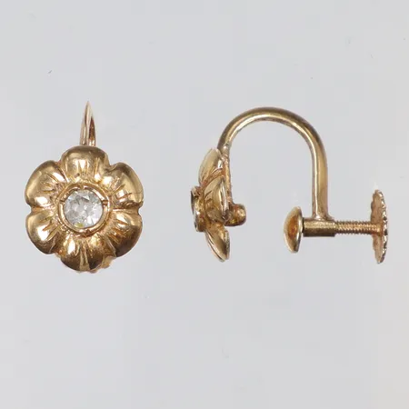 Ett par örhängen med vita stenar, 15x9mm, 18K Vikt: 2,5 g