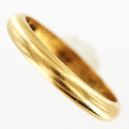 Ring slät stl:17¾, bredd 3mm, gravyr, 18K  Vikt: 3,8 g