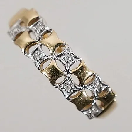 Ring med 7st diamanter totalt ca 0.07ctv. stl: 18,25mm 1.4 - 5.6mm 18k 2,3g Vikt: 2,3 g