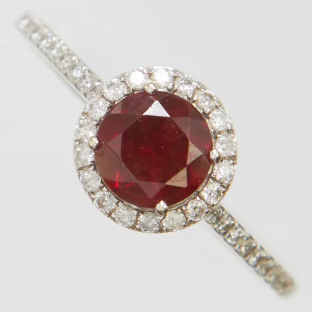Karmoséring med granat samt diamanter 18 x ca.0,01ct samt 20 x ca.0,005ct, stl: 18½, bredd: 1,3-8,3mm, vitguld, 18K Vikt: 2 g