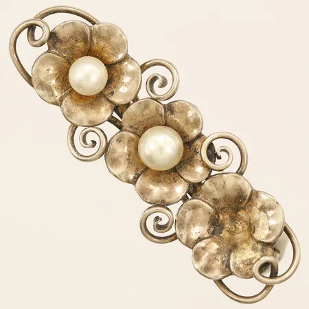 Brosch med pärlor, längd 45mm bredd 16,7mm saknar pärla, silver Vikt: 5,7 g