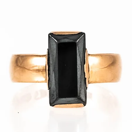 Ring med hematit stl:17¾ bredd 4,5-13mm, nött och vass fattning, sten lös i fattning, gravyr, 18K 3,6g. 