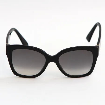 Ett par solglasögon Gucci GG0459S 001, skev skalm, bruksslitage, fodral fläckig, dustbag