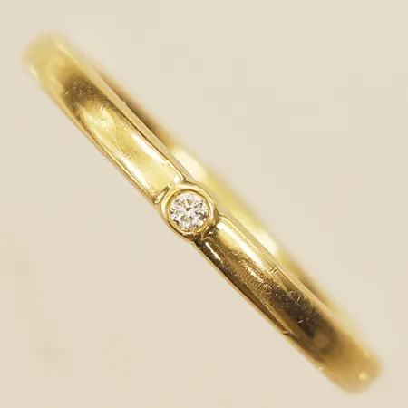 Ring med vit sten stl:15½ bredd 2mm gravyr 18K Vikt: 2,6 g