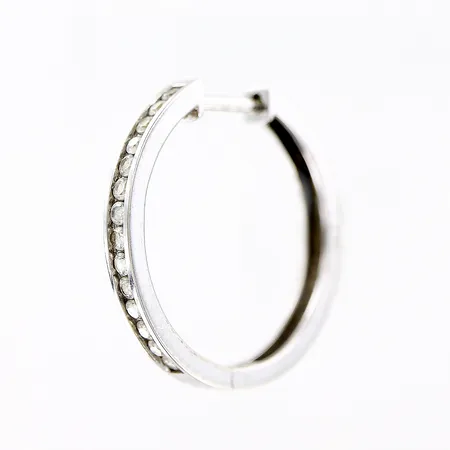 Örhänge udda creol vitguld med vita stenar längd 18mm, bredd 2mm, 18K Vikt: 1,4 g