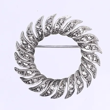 Brosch med markasiter Ø30mm importstämplad silver 830/1000 Vikt: 5,2 g