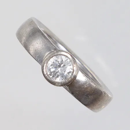 Ring med vit sten, stl:17, bredd 5-7mm, 925/1000 silver Vikt: 7,5 g