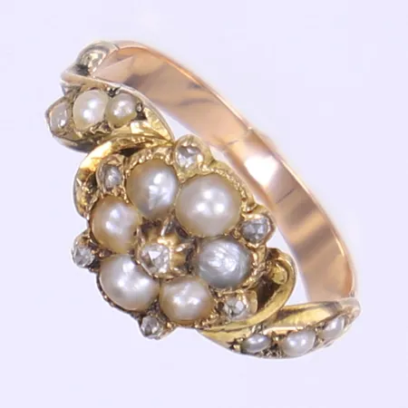 Ring med pärlor stl:17 bredd 2-10mm 9K Vikt: 2,5 g