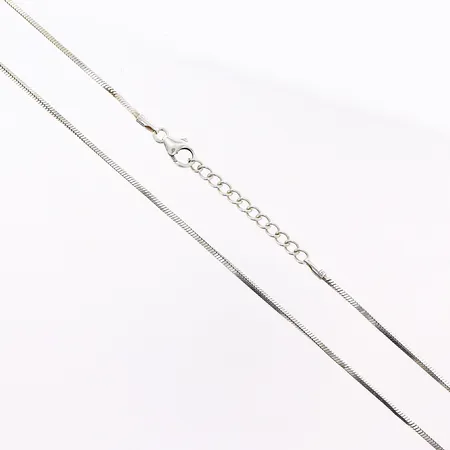 Kedja Ormlänk längd 47cm, bredd 1mm, något skev länk, silver 925/1000  Vikt: 4,6 g