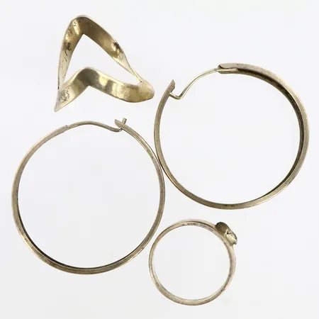 Örhängen 2 ringar, skevheter, defekter, silver 830-925/1000 Vikt: 10 g