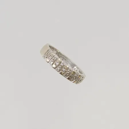 Ring med diamanter 20x totalt 0,10ctv stl:16 bredd 4mm 18K 3,4g.