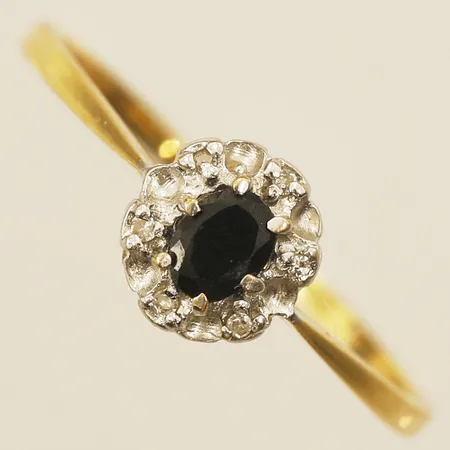 Ring med diamanter 6x0,005ct samt blå sten, stl:17¼, bredd1,3-6,6mm, fattning i vitguld 18K  Vikt: 1,4 g