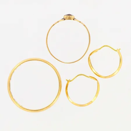 2 örhängen och 2 ringar, defekter/gravyrer, 18K  Vikt: 6,9 g