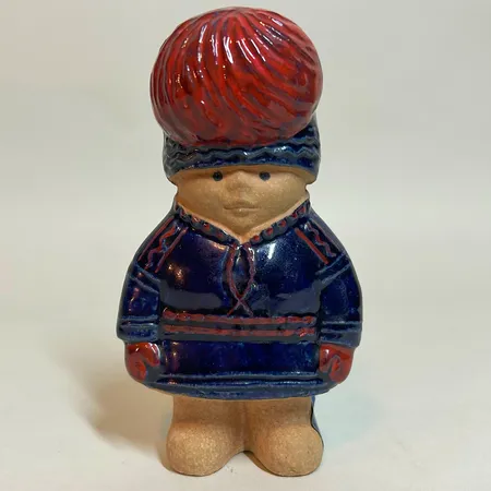 Figurin "Nils" Lisa Larson för Rörstrand, ur serien All världens barn, same, höjd 13cm, etikettmärkt, svaga stämplar, stengods 
