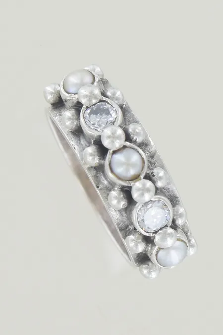 Ring med stenar Kumkum stl:19 bredd 3,5 mm silver 925/1000 Vikt: 9 g