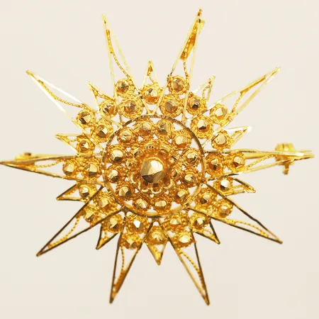 Hänge/brosch med filigran arbete Ø48mm, 21K  Vikt: 11,5 g