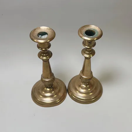Ljusstakar Skultuna Bruk no 39 höjd ca 22cm, förgylld mässing, bruksslitage, stearinrester. Skickas med postpaket.