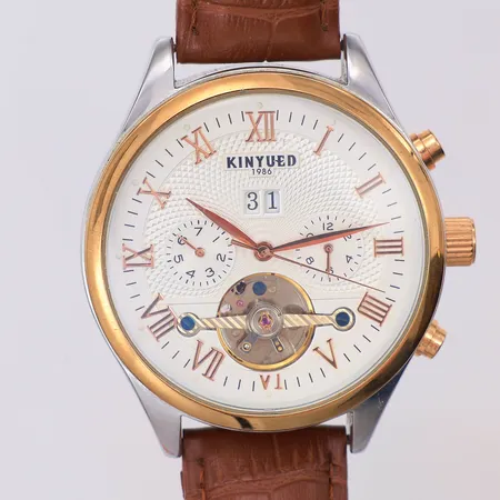 Herrur Kinyued skeleton Ø42,5mm automat, stål, 1810, datum, glasbaksida, läderband längd 19cm bredd 19mm, inga tillbehör