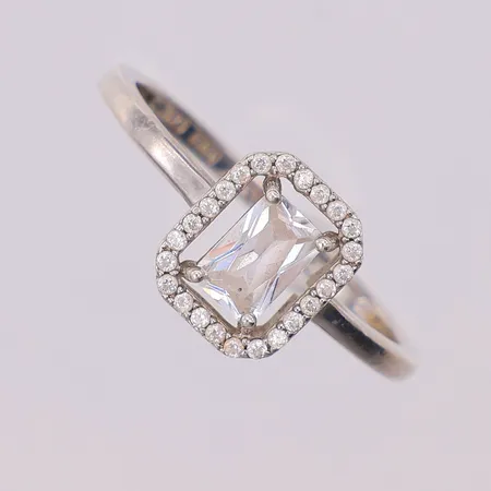 Ring vita stenar stl:18¾, silver 925/1000 Vikt: 1,6 g