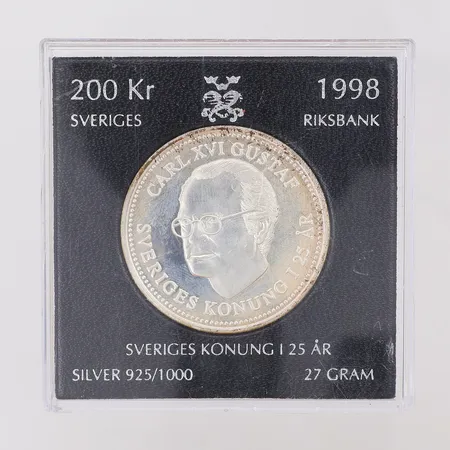 Minnesmynt Carl XVI Gustaf Sveriges konung i 25 år 1998, nominellt värde 200kr, etui Sveriges Riksbank, silver 925/1000 Vikt: 27,1 g