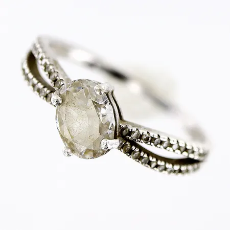 Ring med vita stenar stl:19, bredd 1-3,5mm, silver 925/1000 Vikt: 2,6 g