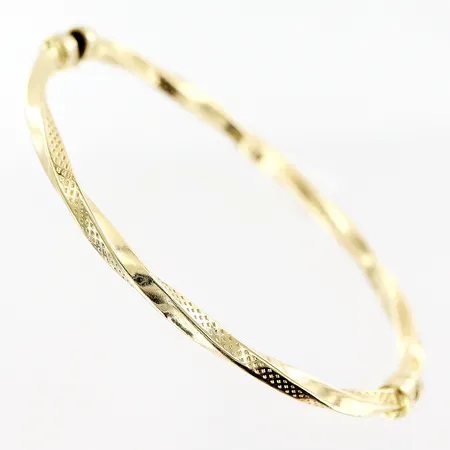 Stelt armband innermått 47 x 64mm, bredd 3mm,  ihåligt, små bucklor, lås i behov av justering 14K Vikt: 7,6 g