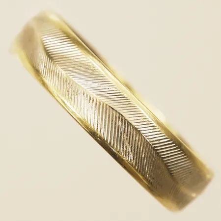 Ring med mönsterdekor i vitguld, stl:18¼, bredd 5mm, gravyr, 14K  Vikt: 3,4 g