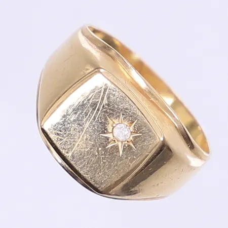 Klackring med vit sten stl:18½ bredd 4-13mm, tillv. Ceson, 18K  Vikt: 3,6 g