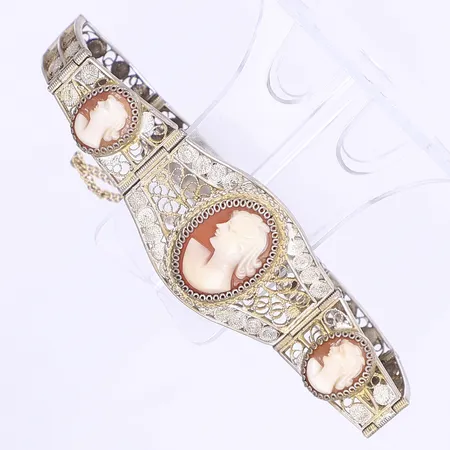 Armband filigranarbete med snäckskalscamé ca 17cm, bredd 8-22mm, åldersrelaterat slitage, utländska stämplar, silver 830/1000 Vikt: 16,3 g