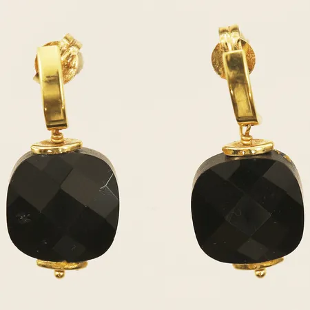 Ett par örhängen med onyxer, längd 20mm Ø10mm GHA 18K Vikt: 2,3 g