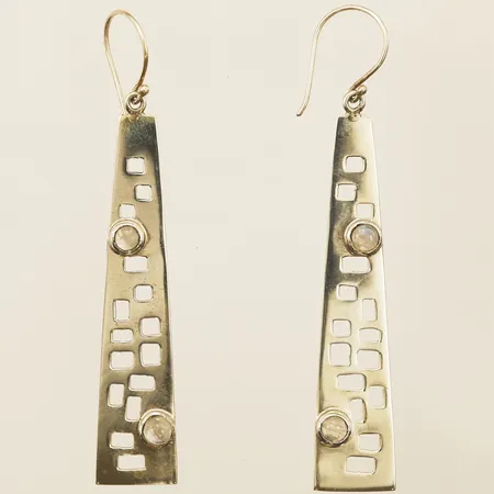 Ett par örhängen med månstenar, längd 47cm bredd 12,5mm, 925/1000 silver  Vikt: 7,7 g