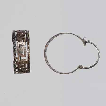 Ett par Örhängen meandermönstrade Ø22mm höjd 29mm bredd 8mm silver  Vikt: 3,6 g