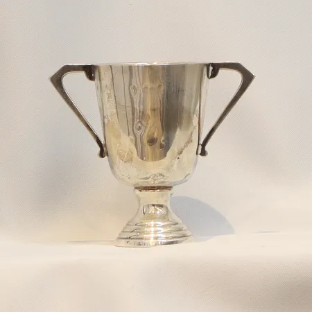 Pokal höjd 10cm England Birmingham tillverkarstämpel P.LTD, gravyr, bucklor silver 925/1000  Vikt: 96,8 g