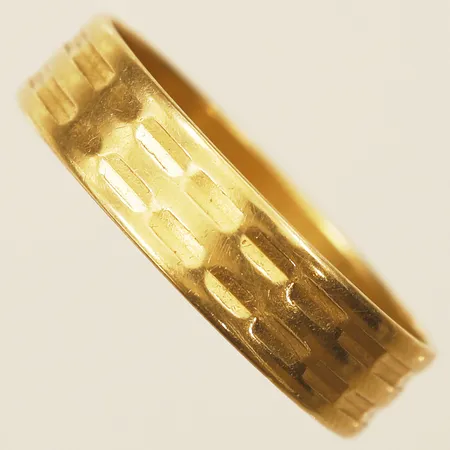 Ring med mösterdekor stl:17¾, bredd 18mm, gravyr 18K   Vikt: 2,9 g
