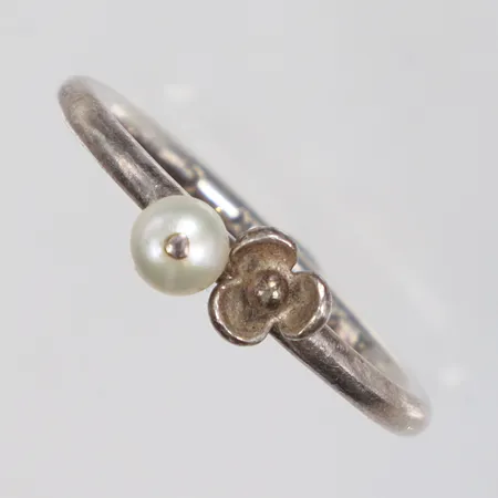 Ring med pärla, stl:18, bredd 2-5mm, saknar en pärla, 925/1000 silver Vikt: 2,1 g