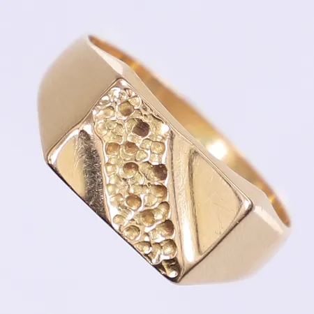 Klackring med dekor stl:20¾ bredd 4-10mm Guldfynd 18K  Vikt: 3,1 g