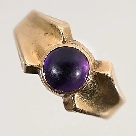 Ring med ametist ca 0.40ct strl: 16¾mm. bredd: 2.9 - 8.5mm 18k 2,3g 