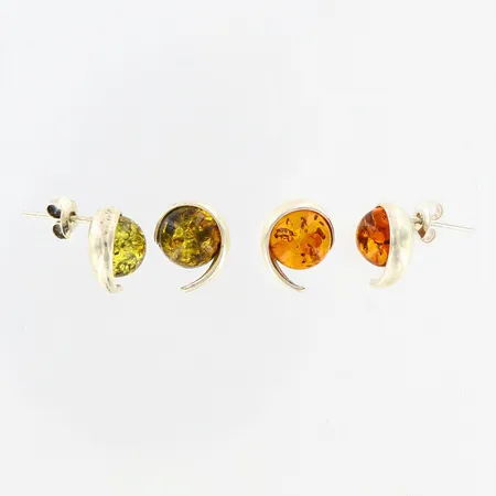 Fyra örhängen med bärnsten, oliktonade, ca 12mm, 925/1000 Silver Vikt: 3,9 g