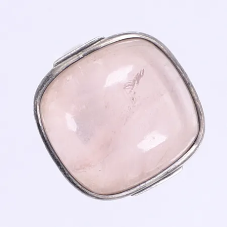 Ring med rosenkvarts stl:17, bredd 2-20mm, något missformad skena, oxiderad, silver 830/1000 Vikt: 6,4 g