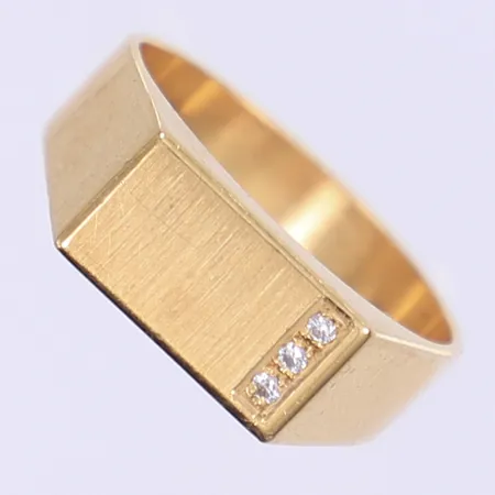 Klackring med diamanter totalt 3xca 0,01ct stl:19 bredd 4-7mm Hedbergs Guld 18K  Vikt: 5,8 g