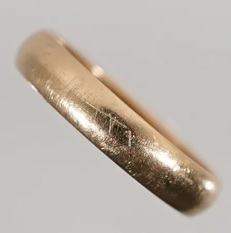 Slät ring med gravyr Stl: 18½ bredd 4mm 18k 3,1g Vikt: 3,1 g