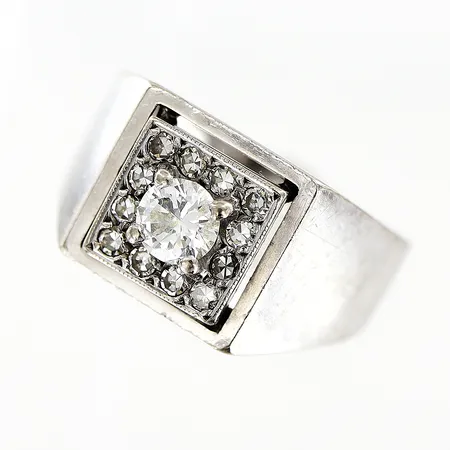 Ring med diamanter 0,46ctv 12st 8/8-slipade samt 1st briljantslipad (mittsten ca 0,30ct) vitguld stl:16¾, bredd 2-10mm, 18K  Vikt: 6,1 g