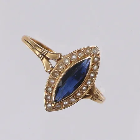 Ring Navettformad med blå sten och odlade pärlor, Art Deco-stil, stl:18½ bredd 1-15mm, ca 1930-tal, 18K Vikt: 2,4 g