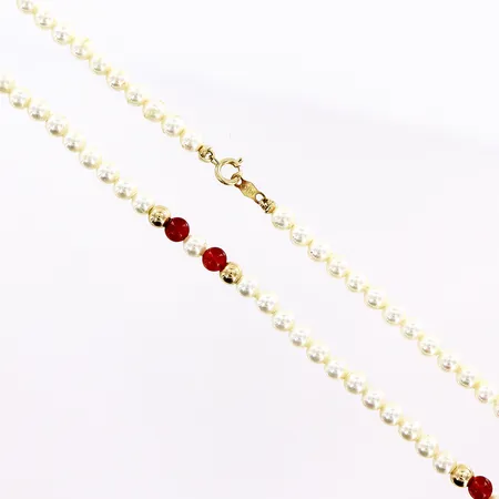 Collier med pärlimitation och röda stenar samt 10 kulor i 14K, längd 41,5cm, bredd 4mm, bucklor, lås i 14K, brv 8,6g, uppskattad guldvikt 2,5g