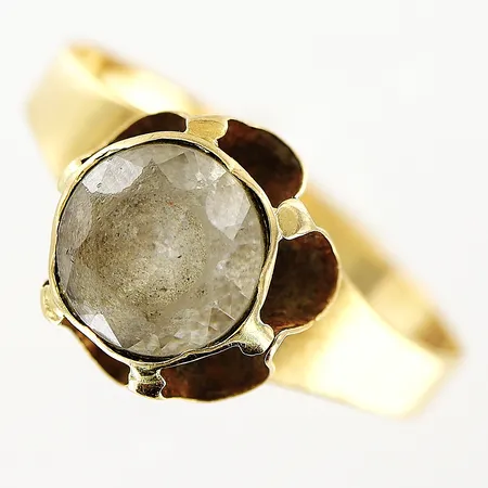 Ring med vit sten stl:18, skena 2,5mm, skev skena, räknad guldvikt 2g, 18K