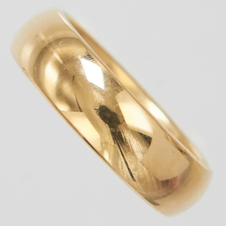 Ring slät stl:18, bredd: 5,9mm, kupad insida, personlig gravyr, Schalins, 18K Vikt: 10,4 g
