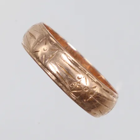 Ring med mönster stl: 19½, bredd 6mm, gravyr, 14K Vikt: 4,2 g