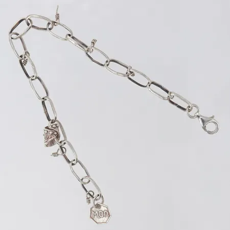 Armband med berlocker längd 20cm bredd 7mm buckligt Silver 925/1000.  Vikt: 10,3 g