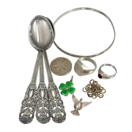 Diverse silverföremål, bl.a. kaffeskedar, längd 11,5 cm, bruksmärken/slitage, gravyr  Vikt: 64 g